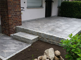 Terrasse bestehend aus Granitformatplatten mit Gro�granitumrandung