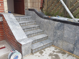 Granitplatten aufgesetzt auf Alt-Betonstufen